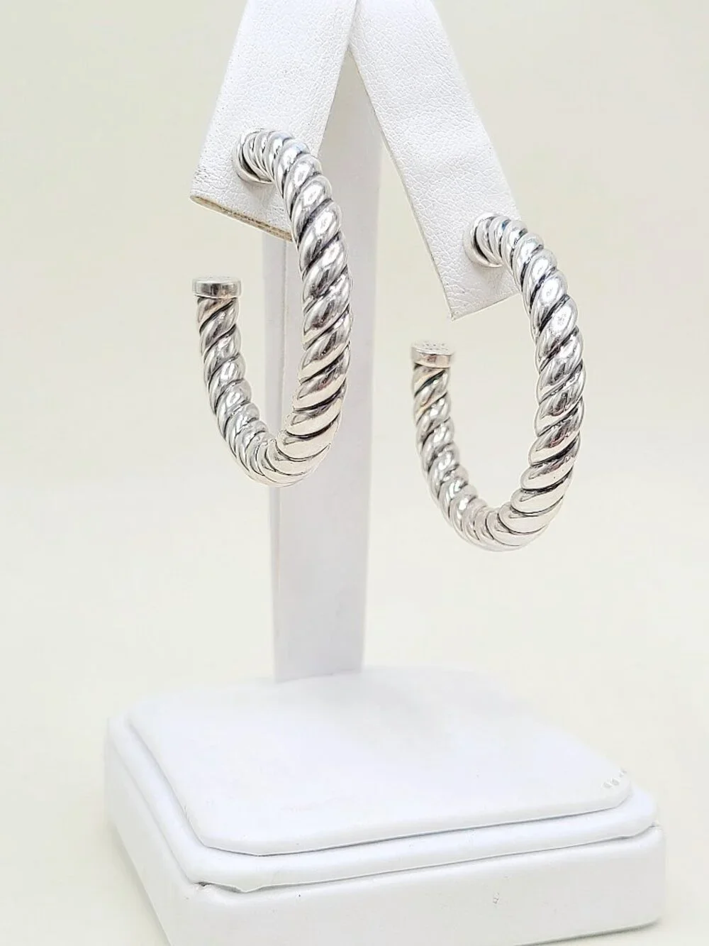 David Yurman Sculpted Hoop Earrings in Sterling Silver - Picture 1 of 8